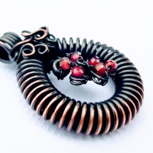 Manas wisiorek z Granatem