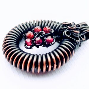 Manas wisiorek z Granatem