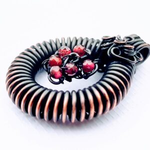 Manas wisiorek z Granatem