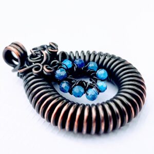 Manas wisiorek Kyanit