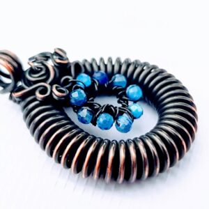 Manas wisiorek Kyanit